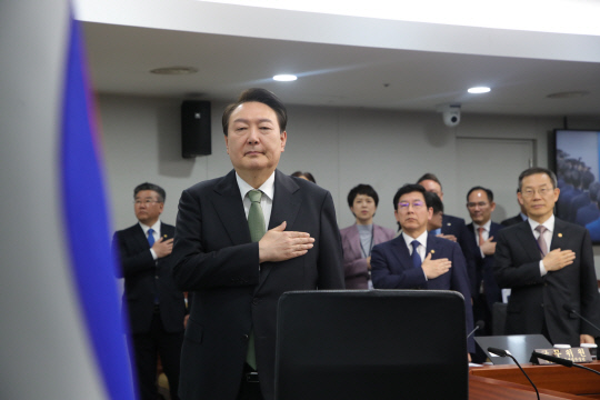 윤석열 대통령이 2일 서울 용산 대통령실 청사에서 열린 국무회의에서 국기에 경례하고 있다. 대통령실통신사진기자단=연합뉴스
